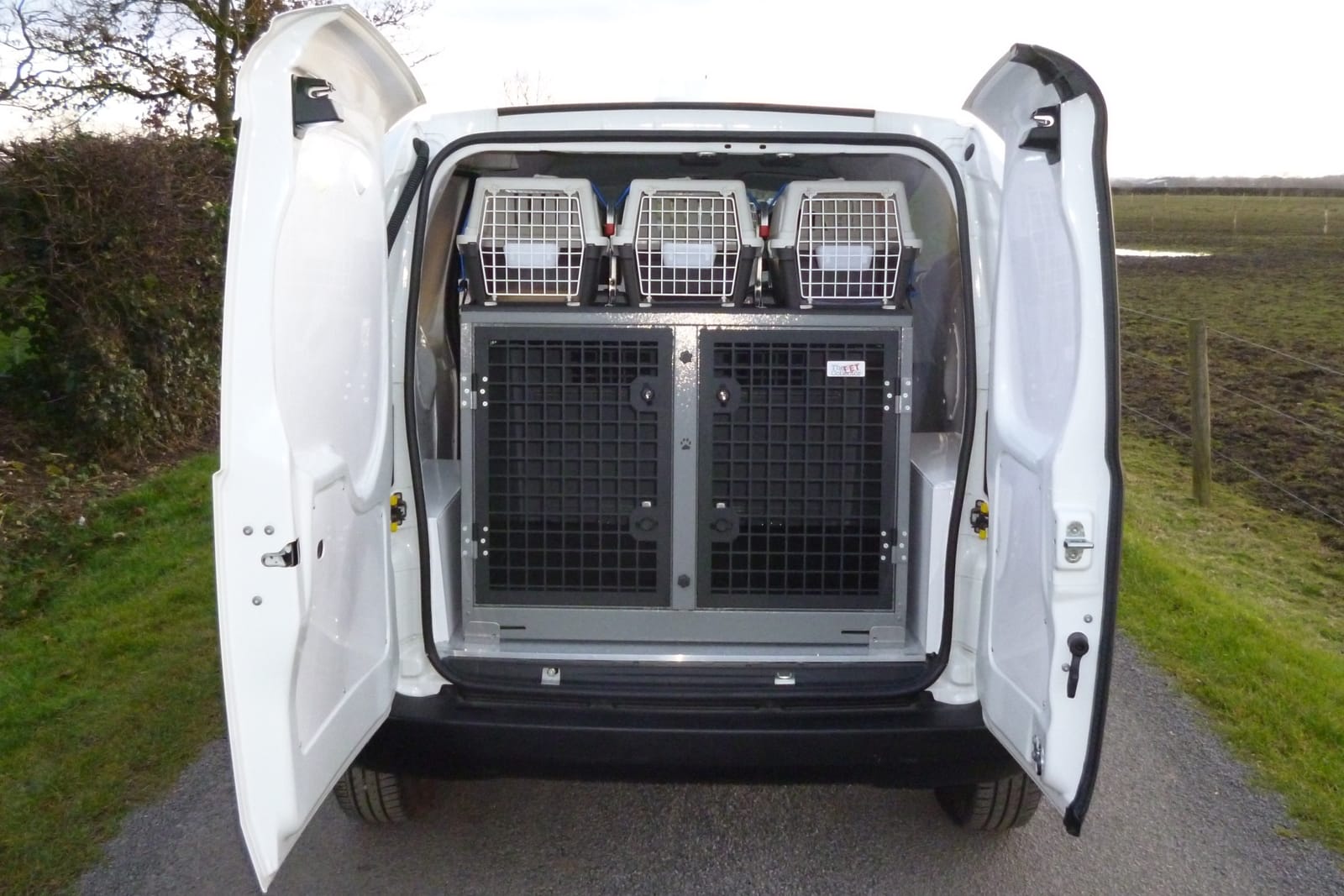 rea-animal-ambulance-ZI1 Animal ambulance rear cages