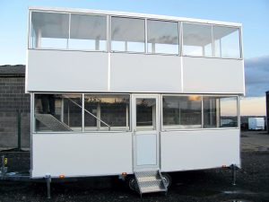 Hydraulically operated raised roof on a commentary box